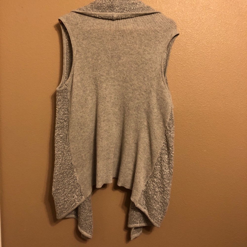 Grey vest - Picture 2 of 3